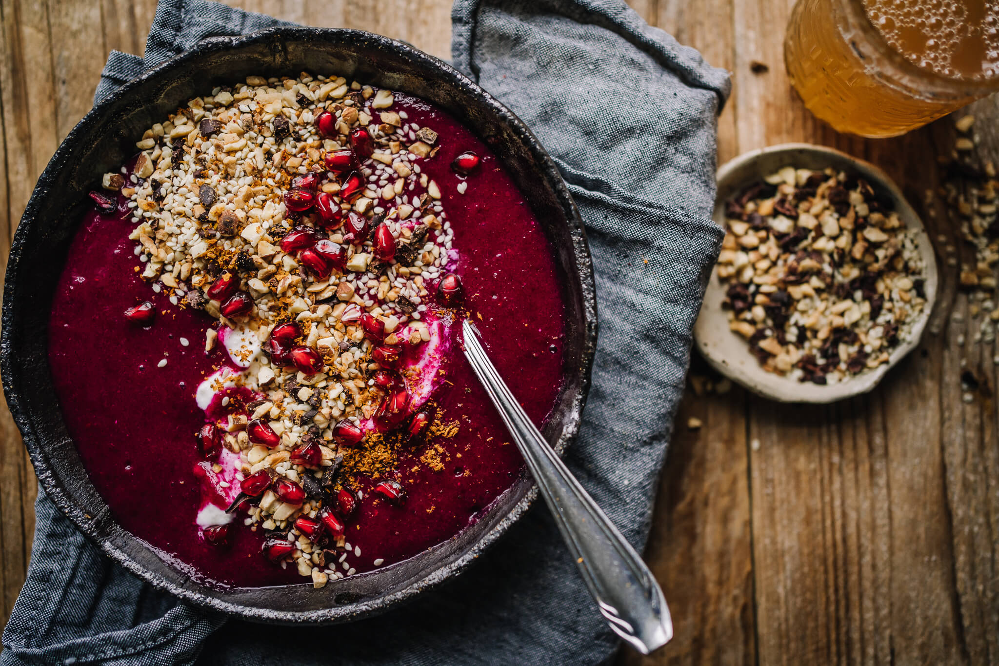 KARPALO-PUNAJUURISMOOTHIE & HASSELPÄHKINÄDUKKAH